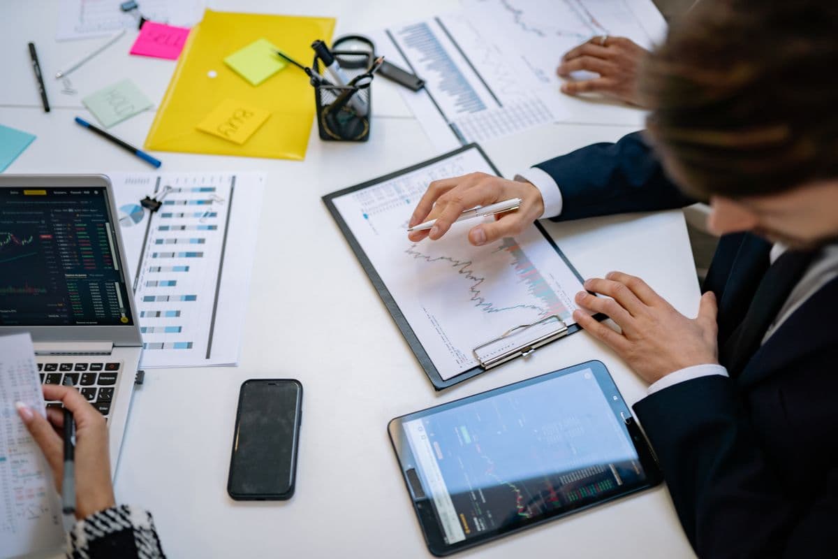 Equipe analisando relatórios e dados financeiros do negócio